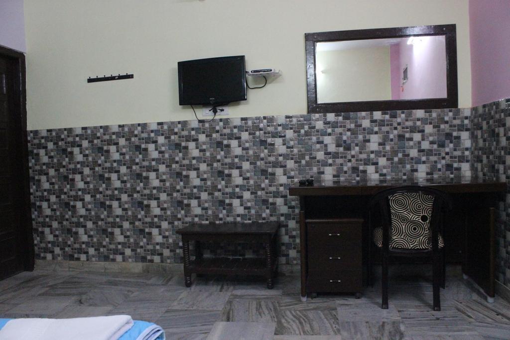 Hotel Kanishka Varanasi Room photo
