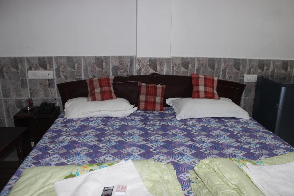 Hotel Kanishka Varanasi Room photo