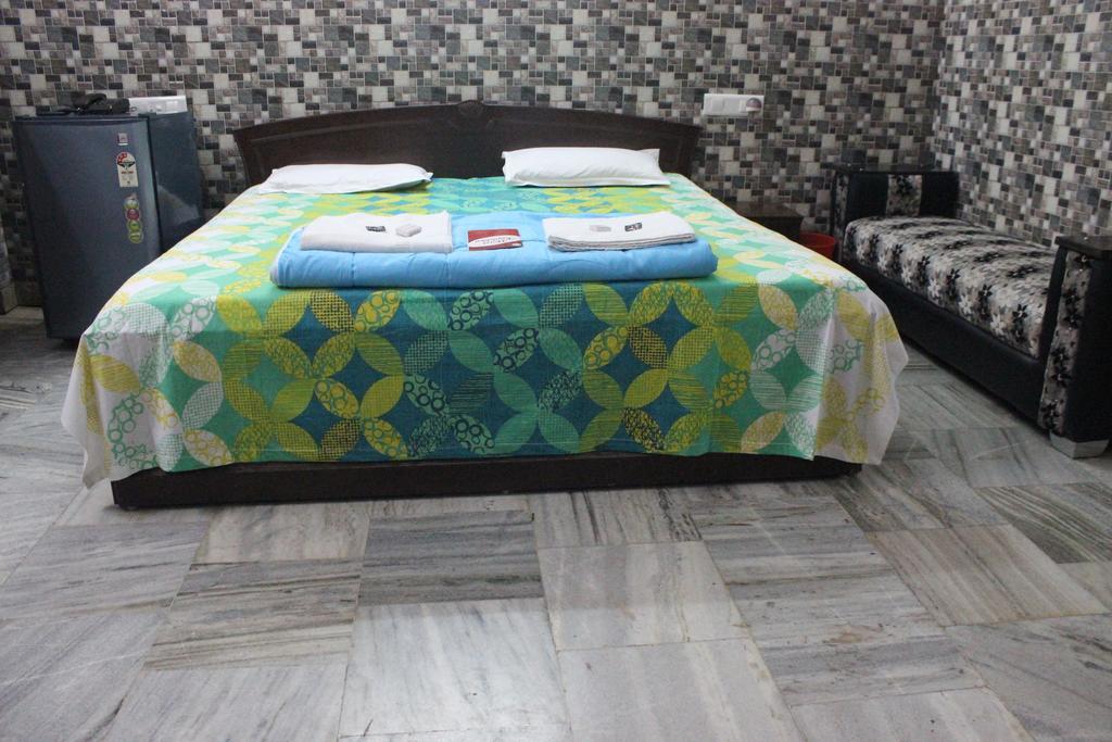 Hotel Kanishka Varanasi Room photo