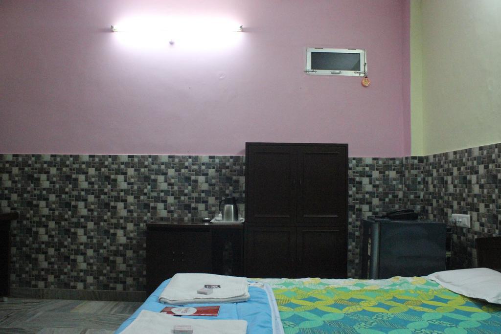 Hotel Kanishka Varanasi Room photo